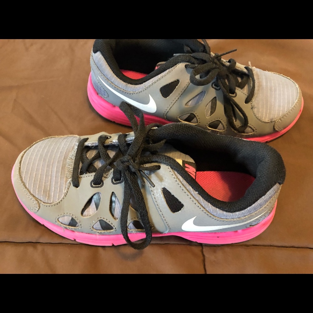 EUC Nike shoes, (fusion run 2) little girls size 2